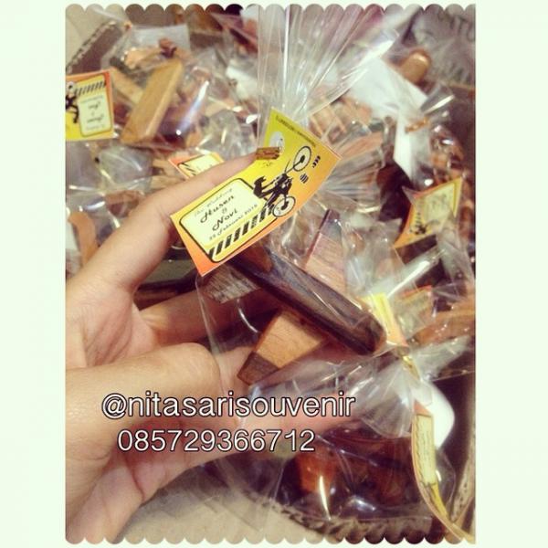 Gantungan kunci pesawat kayu kp  Gantungan kunci pesawat kayu kp