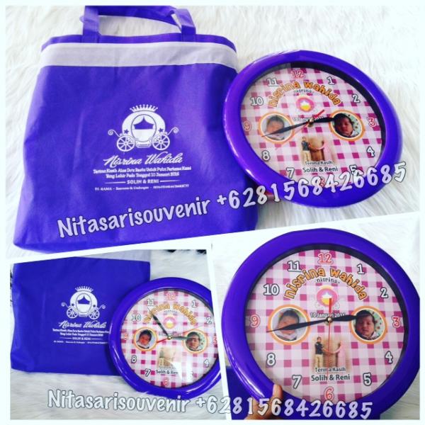 Jam dinding besar dan tas Jam dinding besar dan tas